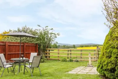 Image de A quiet Modern Bungalow with magnificent views of the Wenlock Edge
