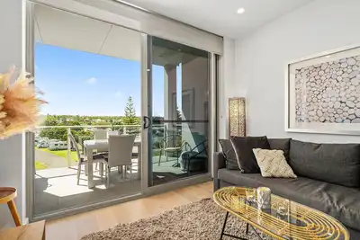 Image de Hamptons by the Beach ~ Moana - Brand New 2 Bed Coastal Apartment 50m from the Sea