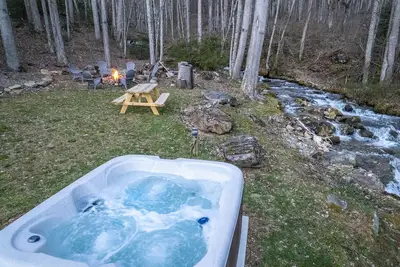 Image de Relaxing Hot Tub by Creek, Fire Pit Near Smokey Mountain National Park