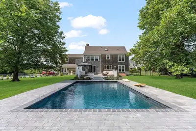 Image de Updated single family with a heated pool! Less than 2 miles to the beach