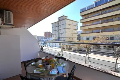 Image de Studio confortable à louer à Roses, Costa Brava! A 400 mètres de la plage, capacité de 4 personnes, terrasse, cuisine équipée.