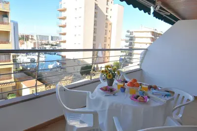 Image de Studio confortable à louer à Roses avec climatisation, Costa Brava! A 400 mètres de la plage, capacité de 4 personnes, terrasse, cuisine équipée. Reserve maintenant!