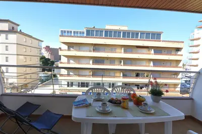 Image de Charmant studio à louer à Roses, Costa Brava! A 400 mètres de la plage, capacité de 4 personnes, terrasse, cuisine équipée. Reserve maintenant!