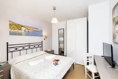 Image de Appartement 3 pièces 4 lits au rez-de-chaussée avec jardin privé d'environ 150 m ² avec barbecue et chaises longues.