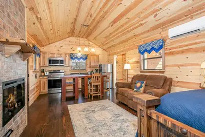 Image de Starry Night | Romantic Hill Country Cabin, Hot Tub, Full Kitchen, Pet Friendly w/ fee
