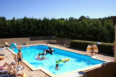 Image de gite spacieux pour 8 personnes( maximum) dans grande propriété avec piscine.