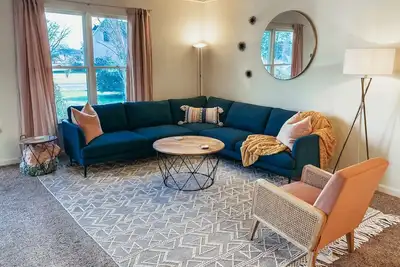 Image de New! Stylish downtown home w/awesome outdoor area!