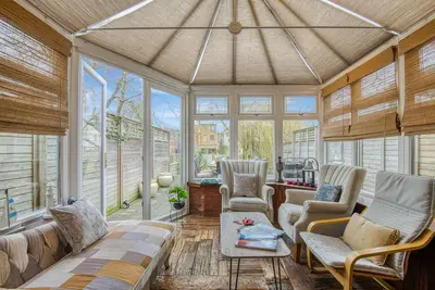 Image de Cheerful river front town house with parking