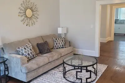 Image de Homely Apt w/ 2 King Rooms, Porch - 10 Mins to Dt!