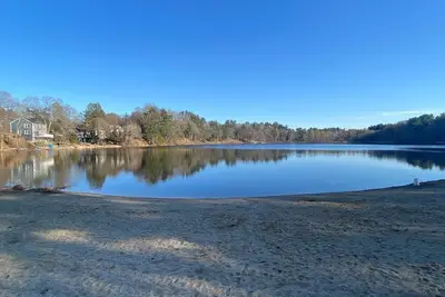 Image de Whole House Steps from Pleasant Pond