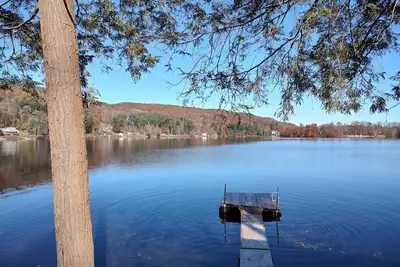 Image de Private home on a Beautiful lake. Large deck for entertaining