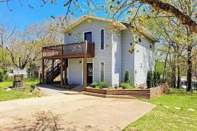 Image de Water's Edge Lake House - 5 mins to Sdc! Renovated