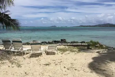 Image de A Tropical Paradise Inside and Out, right on the Beach! ! !