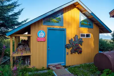 Image de A lovely little cottage featuring amazing views of Kachemak Bay.