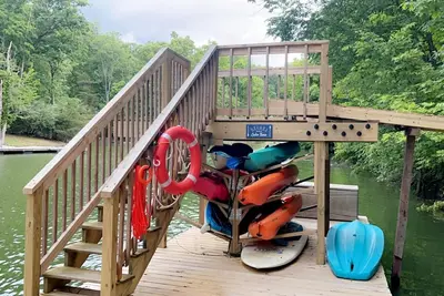 Image de Lakeside Pet Friendly Cabin w/ Hot tub Game Rm Fireplace Elec Vehicle Charger