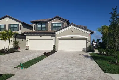 Image de Resort style coach home great for families or couples.