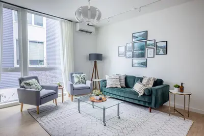 *New* 2br Modern & Spacious Townhouse Mins to Dt Seattle & Airport