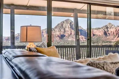 Image de Experience luxury at Sedona Mountain Sunset, a spacious 3br home with stunning panoramic views.