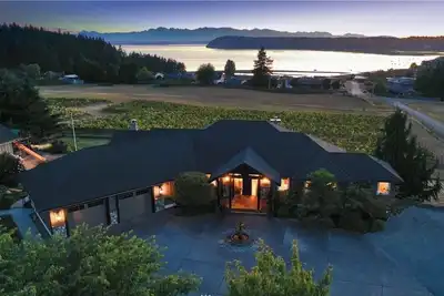 Image de Indoor swim spa/hot tub with Bay View & Vineyard