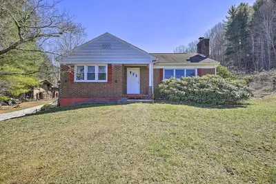 Image de Quaint Creekside Home w/ Spacious Deck & Yard