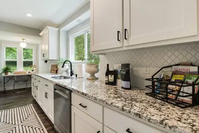 Image de The Greenhouse: A Picturesque Pet-Friendly Home Walk-Friendly to Downtown Dundee