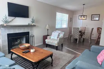 Image de Cozy Condo close to Img, Scf and beaches