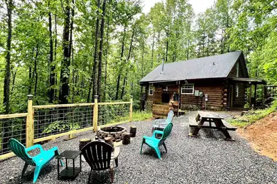 Image de Cozy log cabin 4 minutes outside Stone Mountain!