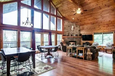 Image de …Huge 3bd Retreat w/ Views! ! …Pool Table…Hot Tub! …