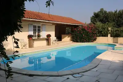 Image de Beautiful country house with lake view and pool