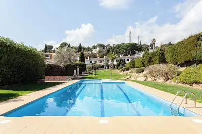 Image de Apartamento en Tossa de Mar avec vue sur la mer, piscine et jardin.