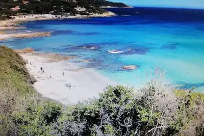 Image de plage et commerces à pieds appartement 37  m2 refait à neuf en rez de jardin