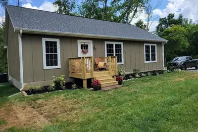 Image de Brand new! Husky Hideaway with hot tub!