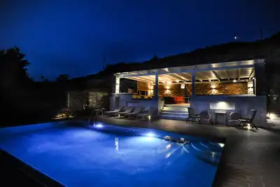 Image de Colorful family summer house, large infinity swimming pool&soothing sunset views