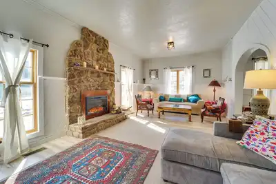 Image de 'Dolorable' Home w/ Yard - Walk to River!