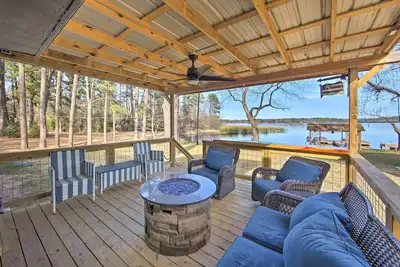 Image de Lakefront Daingerfield Retreat w/ Shared Dock!