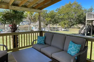 Image de The Waterfront Boathouse Cabin!