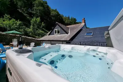 Image de Gorgeous Country Cottage w\/hot tub