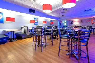 Image de Comfort and Convenience! 2 Comfortable Units, Free Parking, Pets Allowed!