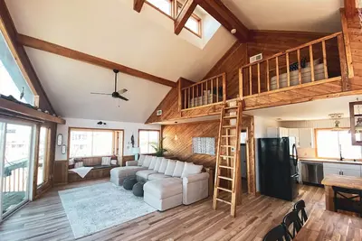 Image de High Wind Lookout- Sound/Canal Front With Hot Tub!