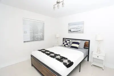 Image de 2 bed/1 bath apart with parking on great location!