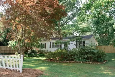 Image de Modern ranch house conveniently located in Greensboro