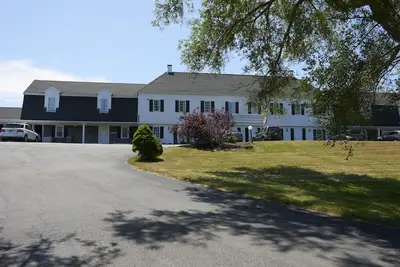 Image de Open year round - Family friendly rooms - 5 minutes from beach area.