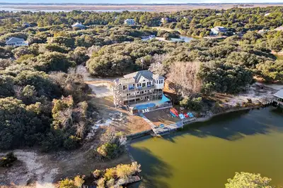 Image de Private family-run waterfront beach house near Carova firehouse on 4x4 beach.