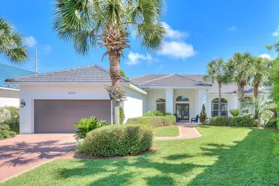 Image de Spacious Ocean Retreat~Minutes to the Beach, Bbq, Pool, Beach Gear, and More!