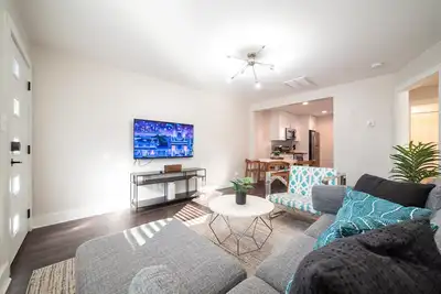 Image de Vibrant & Chic 2 Bedroom near Uptown by, Mansion™
