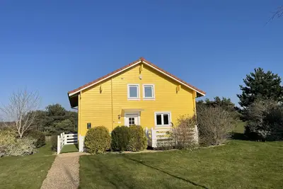 Image de Luxury Scandinavian lodge with Hot Tub situated on golf resort