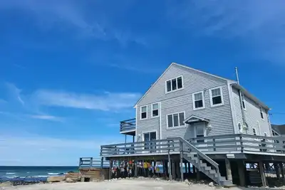 Image de Premier Oceanfront house, steps to the beach!