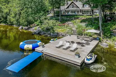 Image de Exquisite 5 Bdrm 4 Bath Cottage with Boathouse and Professional Gym! Sw Views!