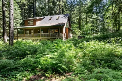Image de Cozy Cascade Cabin. Relaxing Hot Tub, Secluded, Spacious and Creek Nearby
