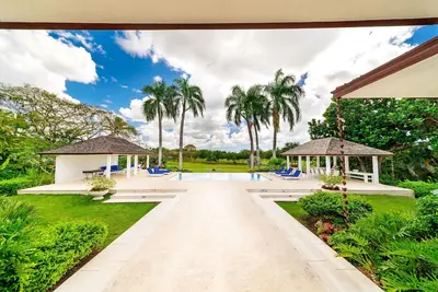 Image de Golf-facing, bright, spacious fully staffed villa - walking distance to beach.